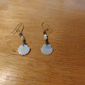 Vintage Mother of Pearl Seashell Dangle Earrings
